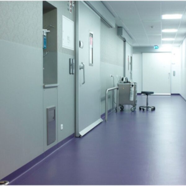 Wysokiej jakości wykładzina PCV w korytarzu szpitalnym