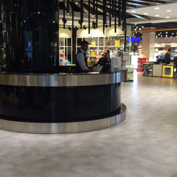 Wnętrze hotelowe z wykładziną