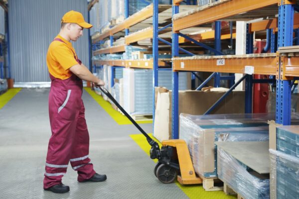 Wykładzina PCV na hali magazynowej, garażu