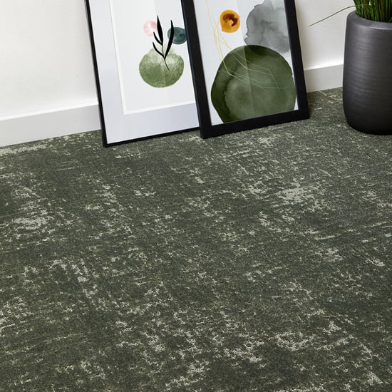 Zdjęcie wykładziny dywanowej w pokoju z obrazami