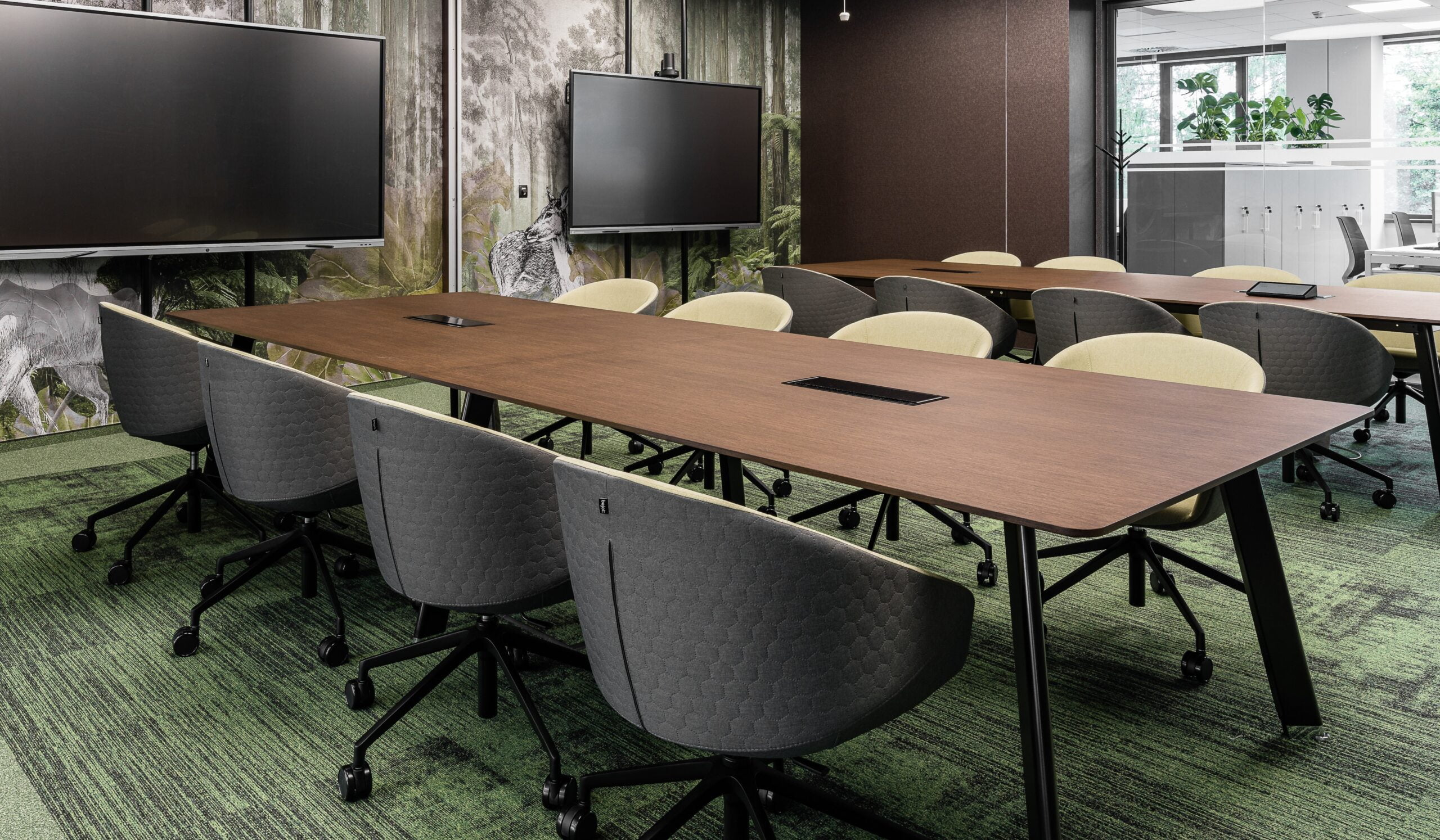 Sala konferencyjna stół telewizor wykładzina krzesła