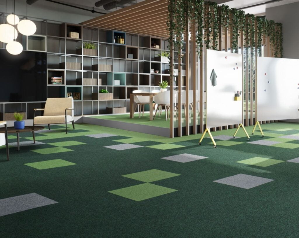 Open space biurowca, na podłodze charakterystyczne płytki dywanowe w zielonych barwach