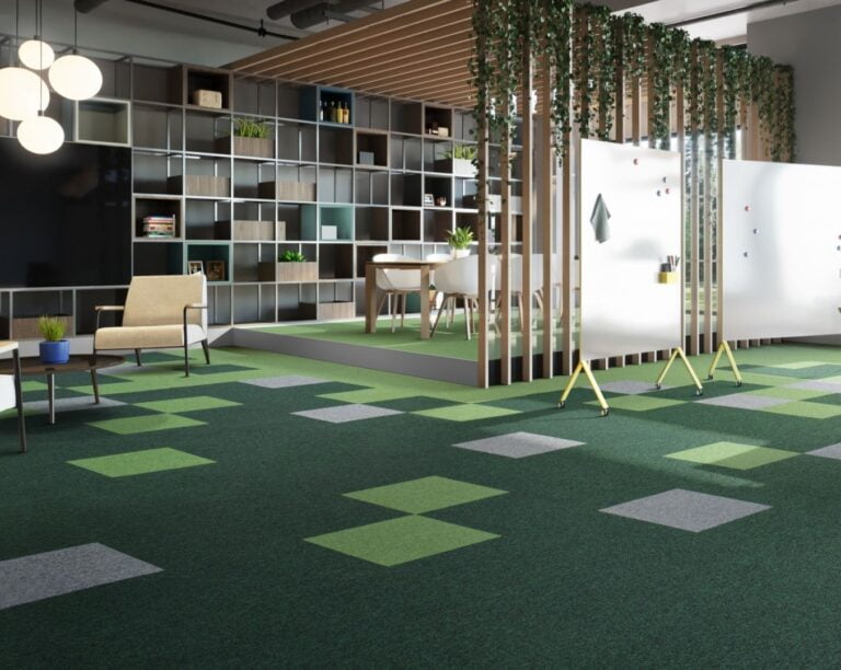 Open space biurowca, na podłodze charakterystyczne płytki dywanowe w zielonych barwach