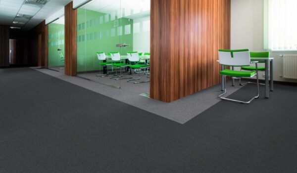 Płytki dywanowe we wnętrzu biurowym