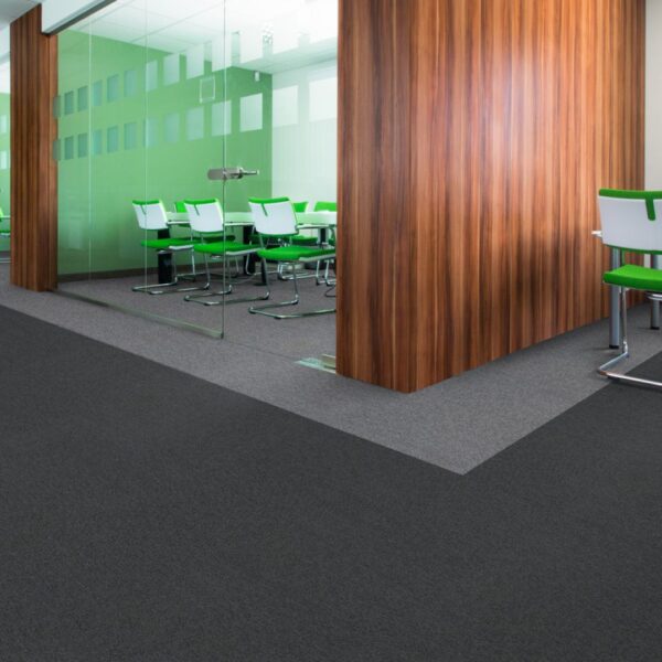 Płytki dywanowe we wnętrzu biurowym