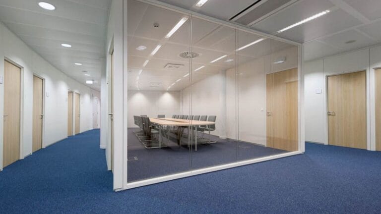 Jakie wykładziny najlepiej sprawdzą się w salach konferencyjnych?